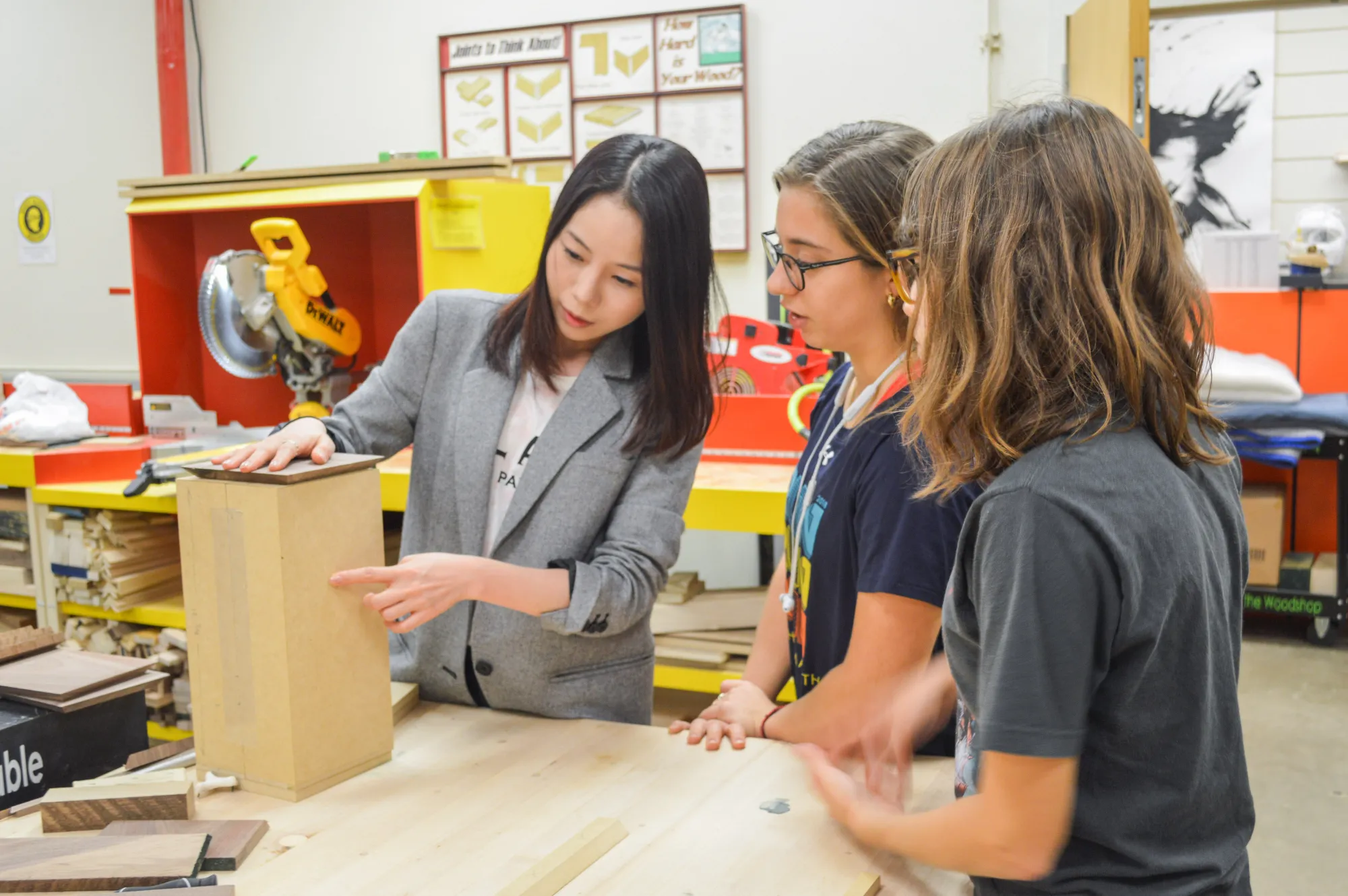 Instructor Jiwon Park in the workshop with students